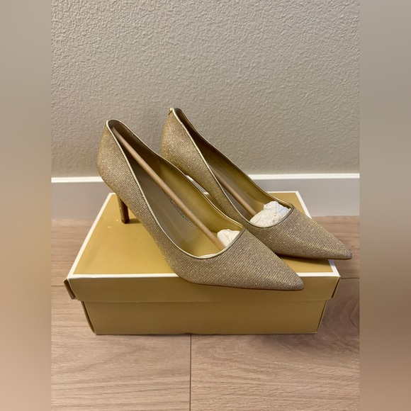 NIB Michael Kors Alina Gold Flex Pump, Size 8.5 - Picture 1 of 5